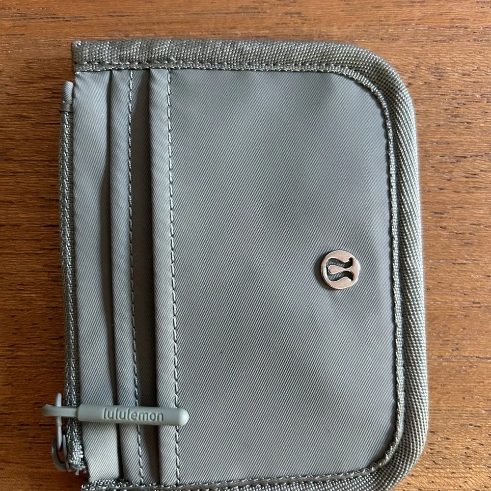 Lululemon True Identity Card Case Willow Leaf/Silver